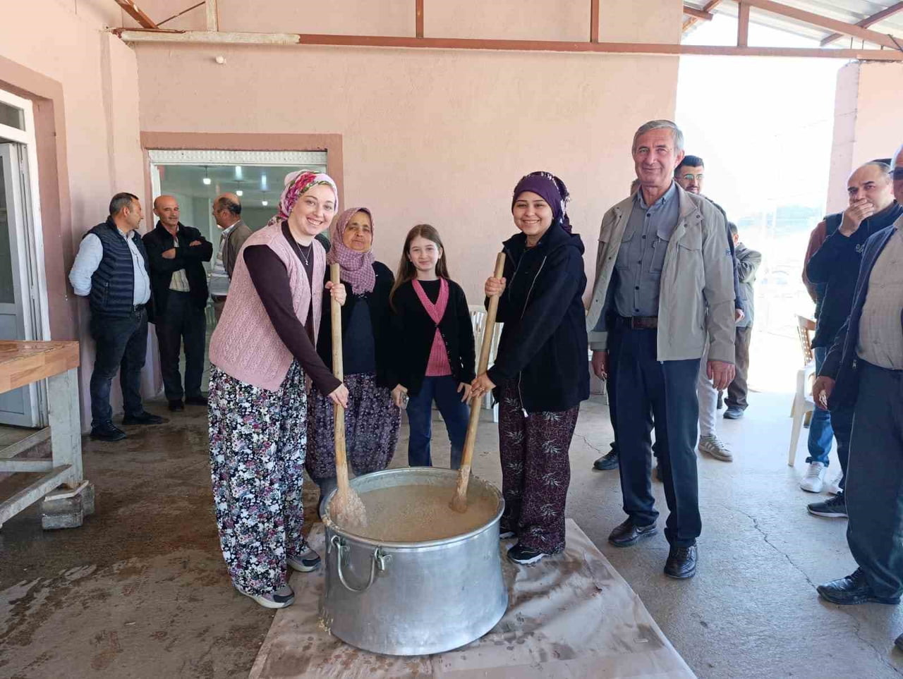 MANİSA’NIN GÖRDES İLÇESİNE BAĞLI TEPEKÖY’DE YÜZYILLARDIR SÜRDÜRÜLEN GELENEKSEL KÖY HAYRI, BU YIL...