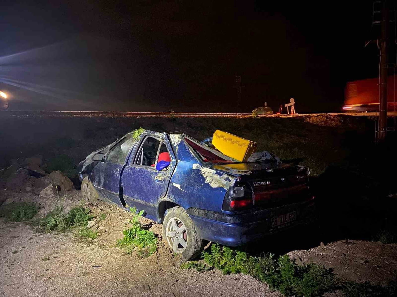 MANİSA’NIN KIRKAĞAÇ İLÇESİNDE YAĞIŞLI HAVA NEDENİYLE KAYGANLAŞAN YOLDA KONTROLDEN ÇIKAN OTOMOBİLİN...