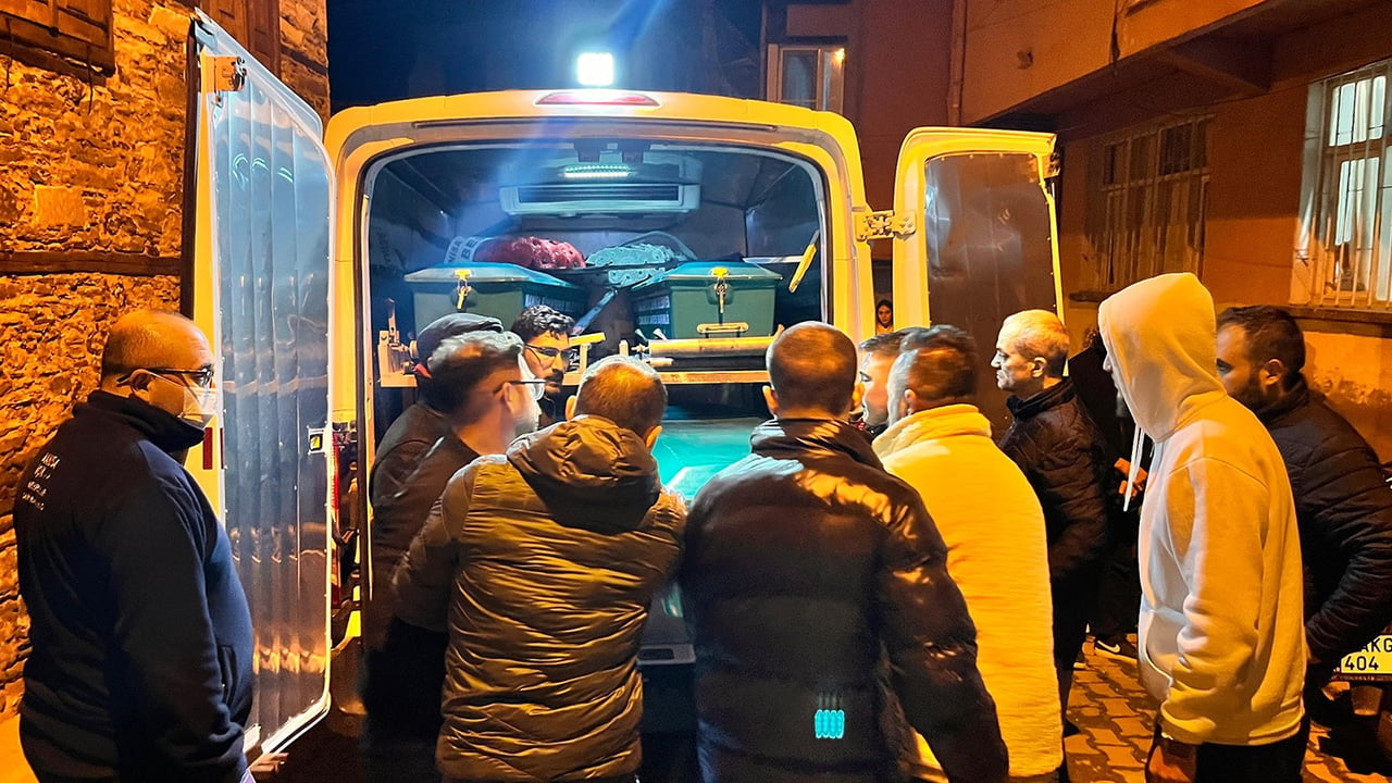 MANİSA’NIN KULA İLÇESİNDE 53 YAŞINDAKİ BİR KİŞİ, YALNIZ YAŞADIĞI EVİNDE ÖLÜ OLARAK...