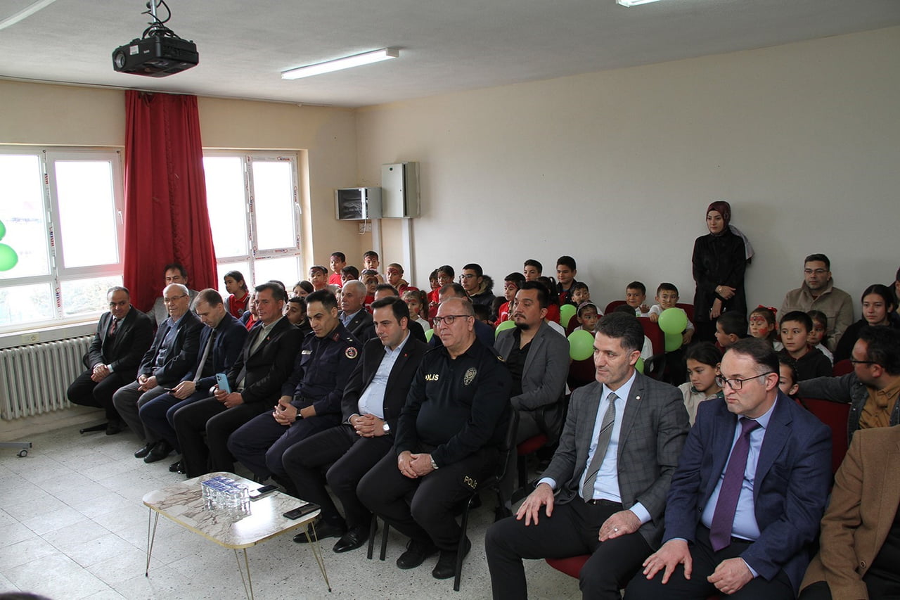 MANİSA’NIN KULA İLÇESİNDE YEŞİLAY HAFTASI DOLAYISIYLA DÜZENLENEN PROGRAM, ÖĞRENCİLERİN HAZIRLADIĞI...