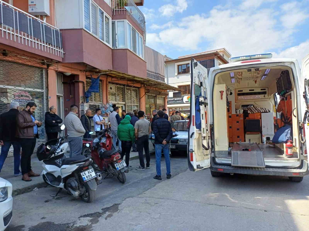 MANİSA’NIN SALİHLİ İLÇESİNDE ALACAK-VERECEK MESELESİ NEDENİYLE ÇIKAN TARTIŞMADA BİR KİŞİ...