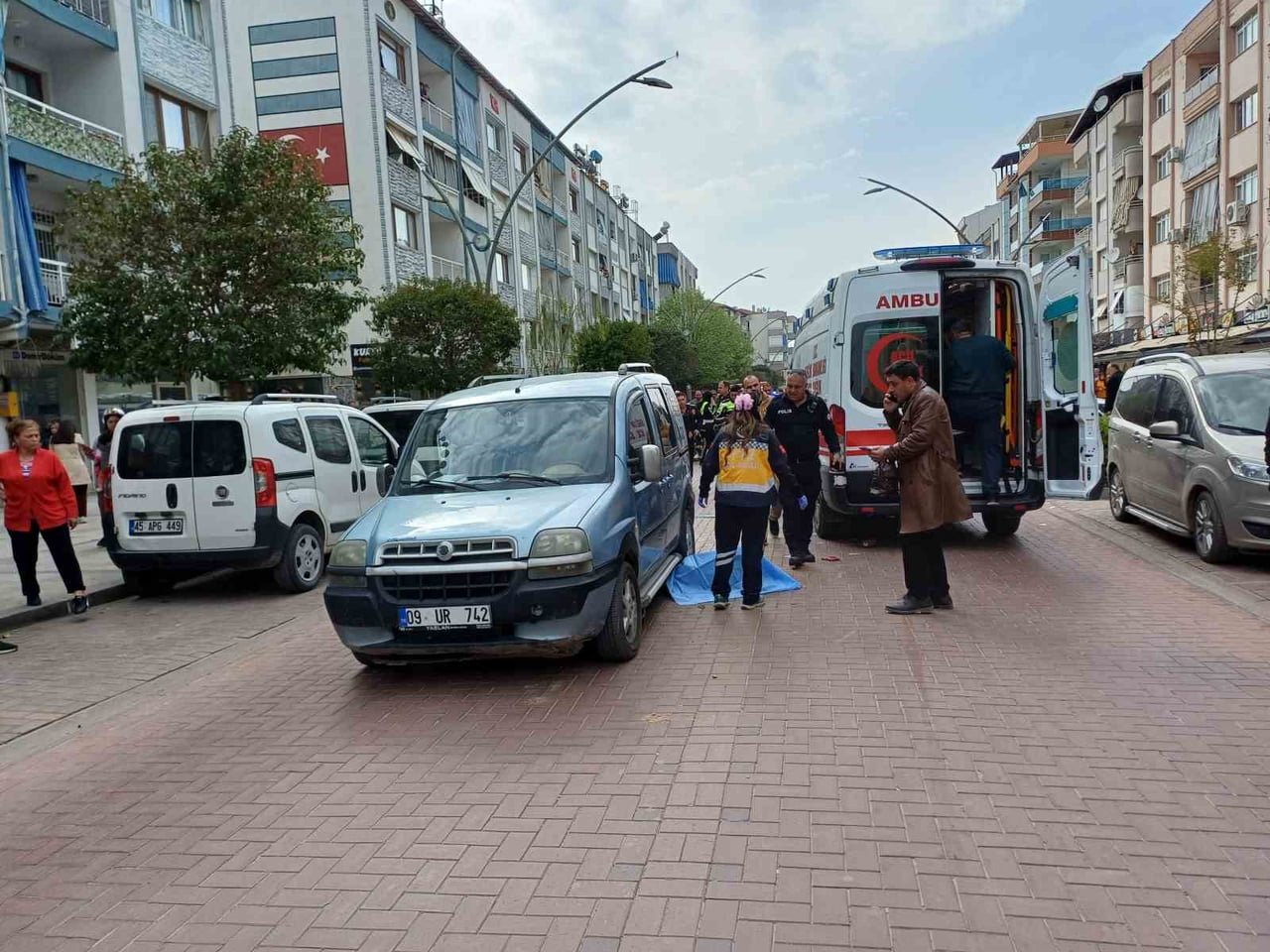 MANİSA’NIN SALİHLİ İLÇESİNDE CADDE ÜZERİNDE MEYDANA GELEN KAZADA 17 YAŞINDAKİ LİSE ÖĞRENCİSİ OLAY...