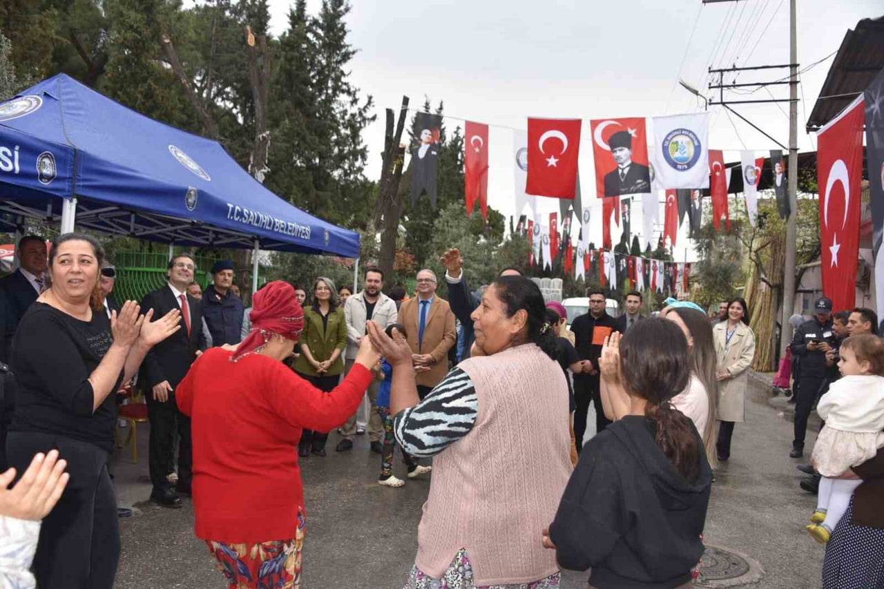 MANİSA’NIN SALİHLİ İLÇESİNDE, DÜNYA ROMANLAR GÜNÜ COŞKUYLA KUTLANDI. ROMANLARIN BU COŞKUSUNA İLÇE...