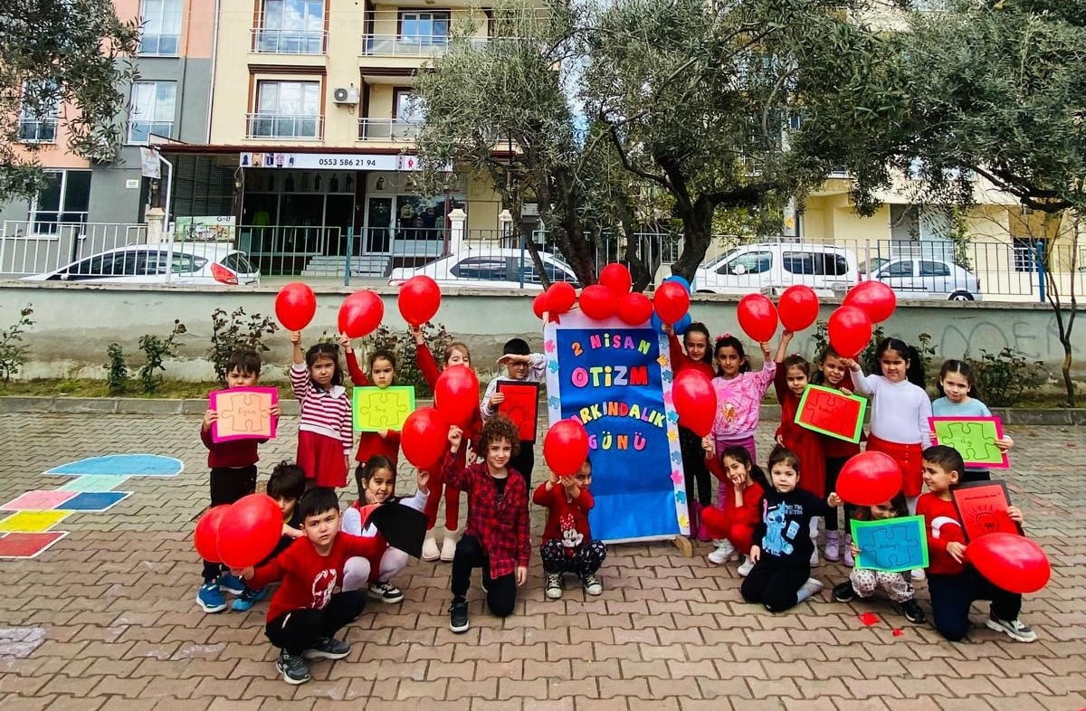 MANİSA’NIN SARIGÖL İLÇESİNDE ANAOKULU ÖĞRENCİLERİ, OTİZMLİ BİREYLERE DİKKAT ÇEKMEK AMACIYLA...