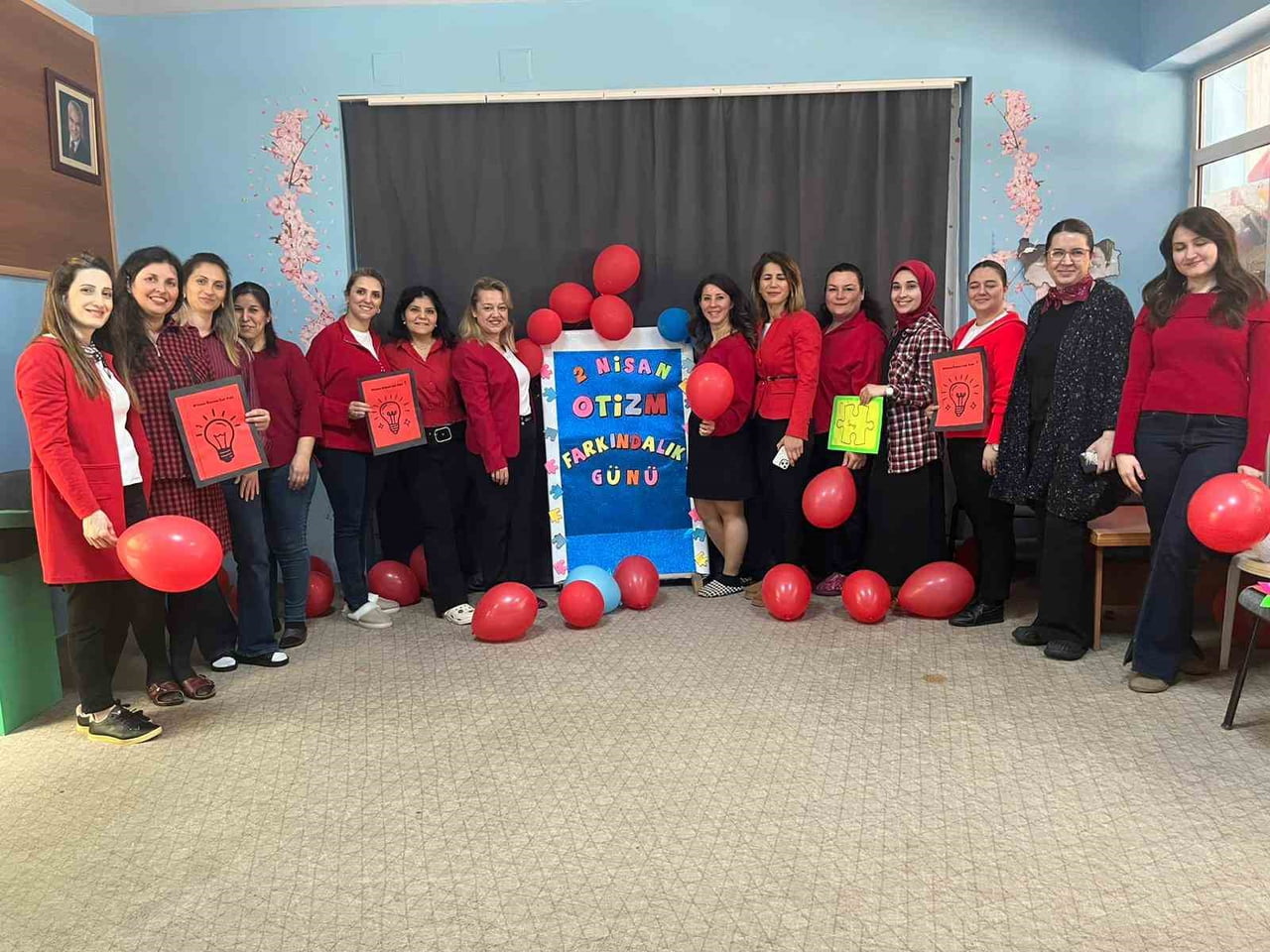 MANİSA’NIN SARIGÖL İLÇESİNDE ANAOKULU ÖĞRENCİLERİ, OTİZMLİ BİREYLERE DİKKAT ÇEKMEK AMACIYLA...