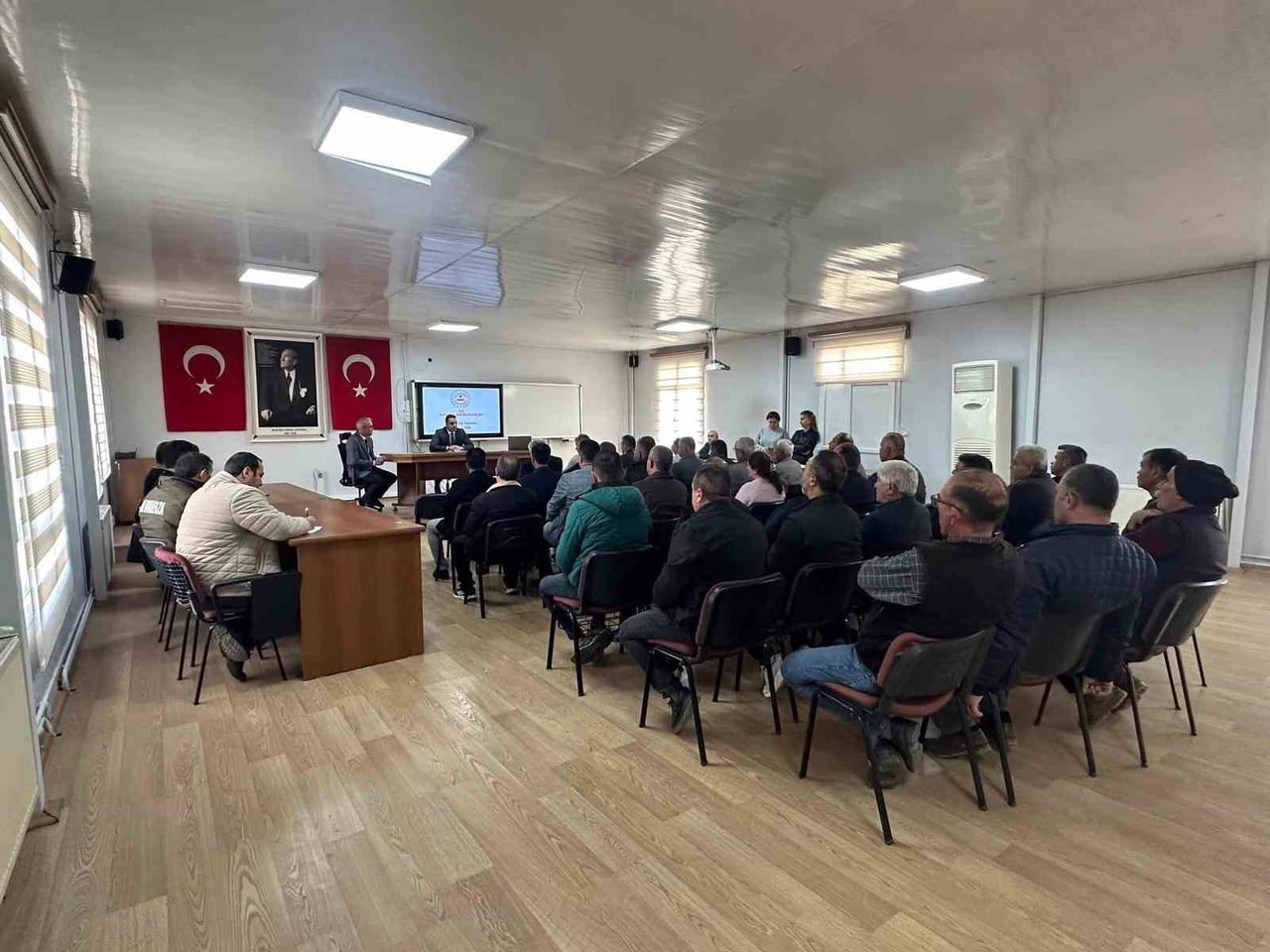 MANİSA’NIN SARIGÖL İLÇESİNDE, MAHALLELERİN İHTİYAÇ VE SORUNLARININ ELE ALINDIĞI MUHTARLAR...