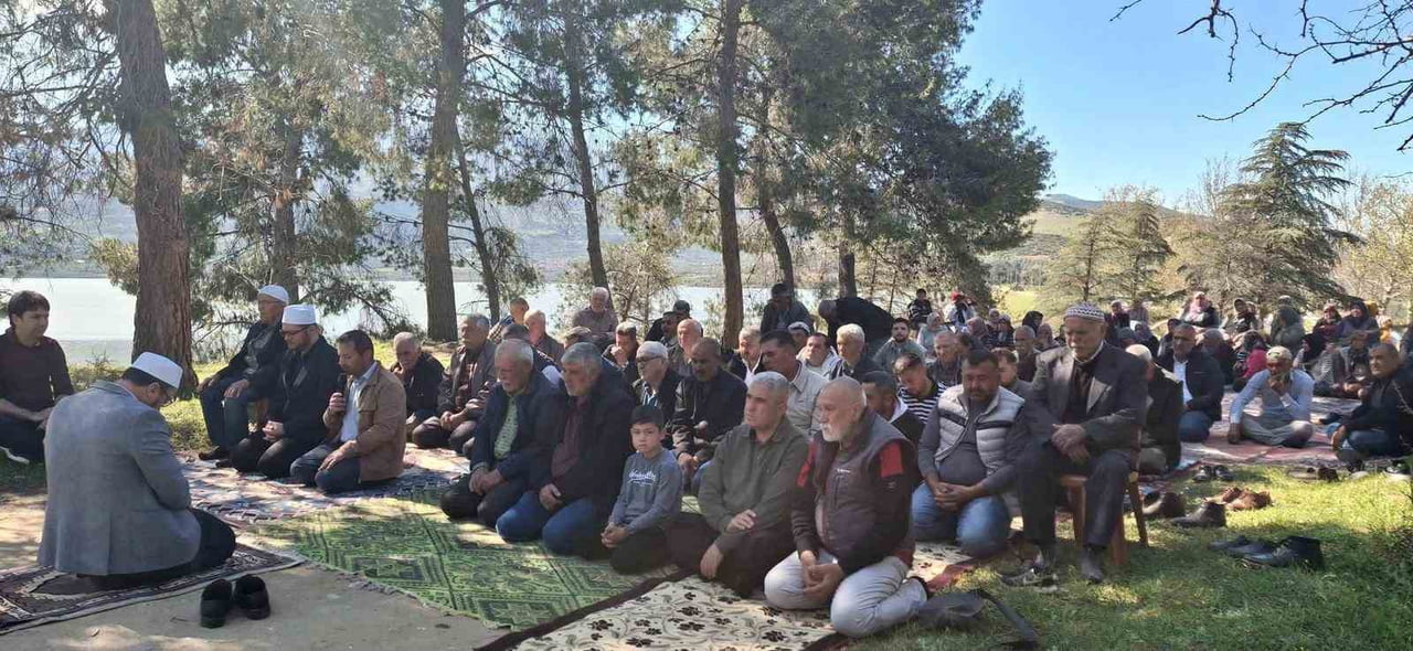 MANİSA’NIN SARIGÖL İLÇESİNE BAĞLI AFŞAR MAHALLESİ’NDE ÇİFTÇİLER, BU YIL ETKİLİ OLAN YAĞIŞLARIN...