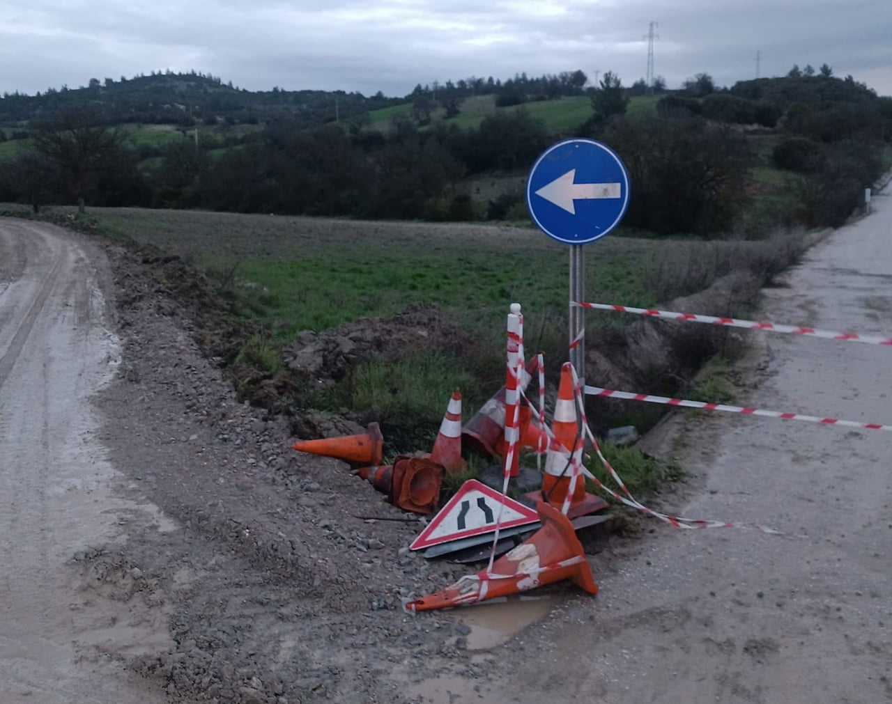 MANİSA’NIN SELENDİ İLÇESİNDE DÜN KONTROLLÜ OLARAK AÇILAN SELENDİ-KULA YOLU, YENİ ÇÖKME VE TOPRAK...