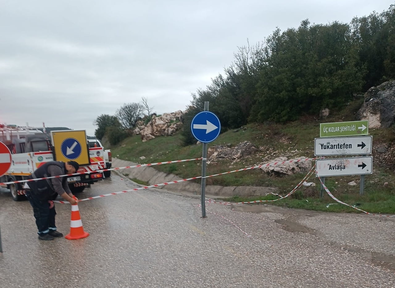 MANİSA’NIN SELENDİ İLÇESİNDE DÜN KONTROLLÜ OLARAK AÇILAN SELENDİ-KULA YOLU, YENİ ÇÖKME VE TOPRAK...
