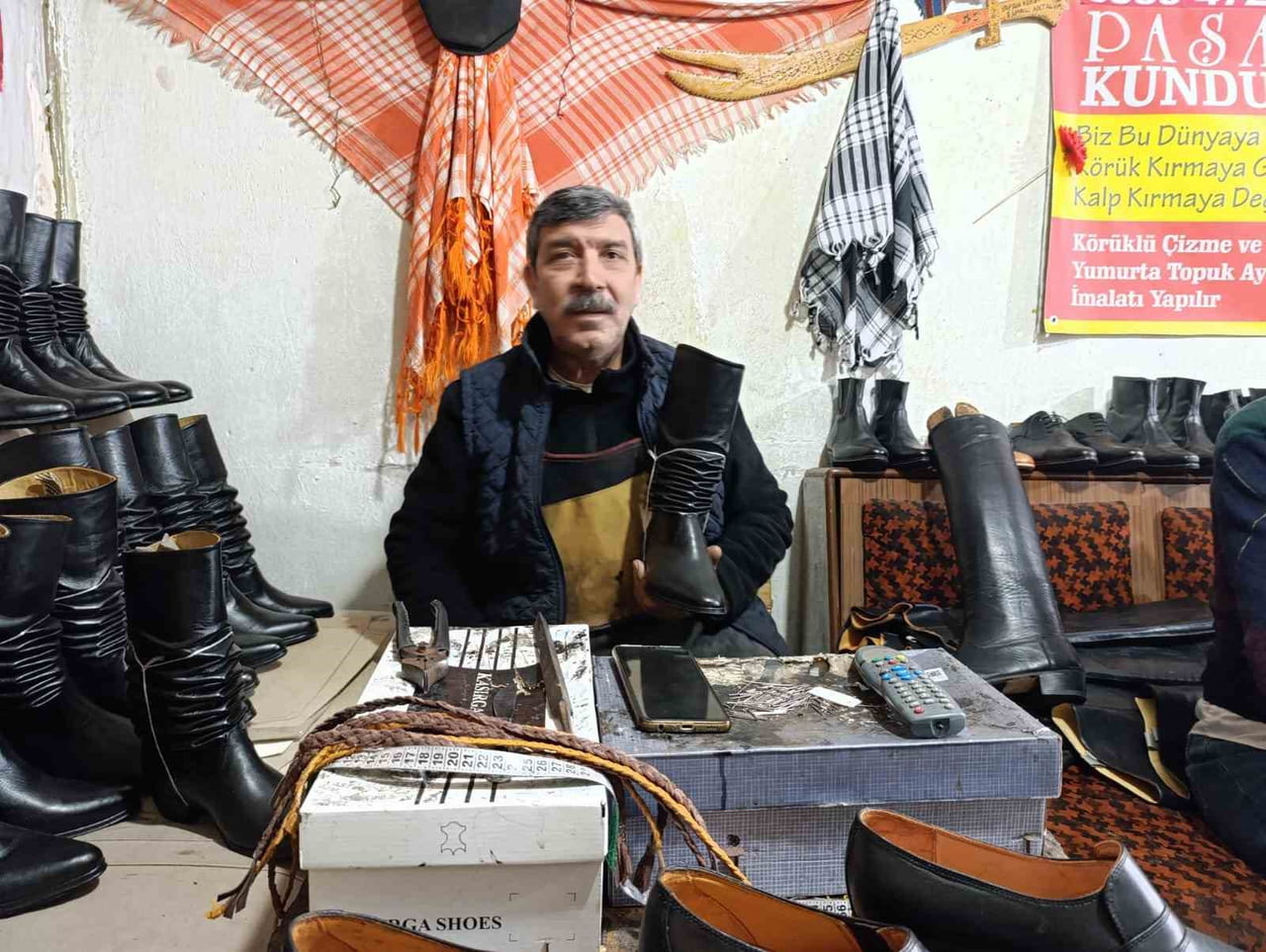 MANİSA’NIN TURGUTLU İLÇESİNDE 59 YAŞINDAKİ AYAKKABI USTASI SUAT İLBEY (FOTOĞRAFTAKİ), GÜRGEN...