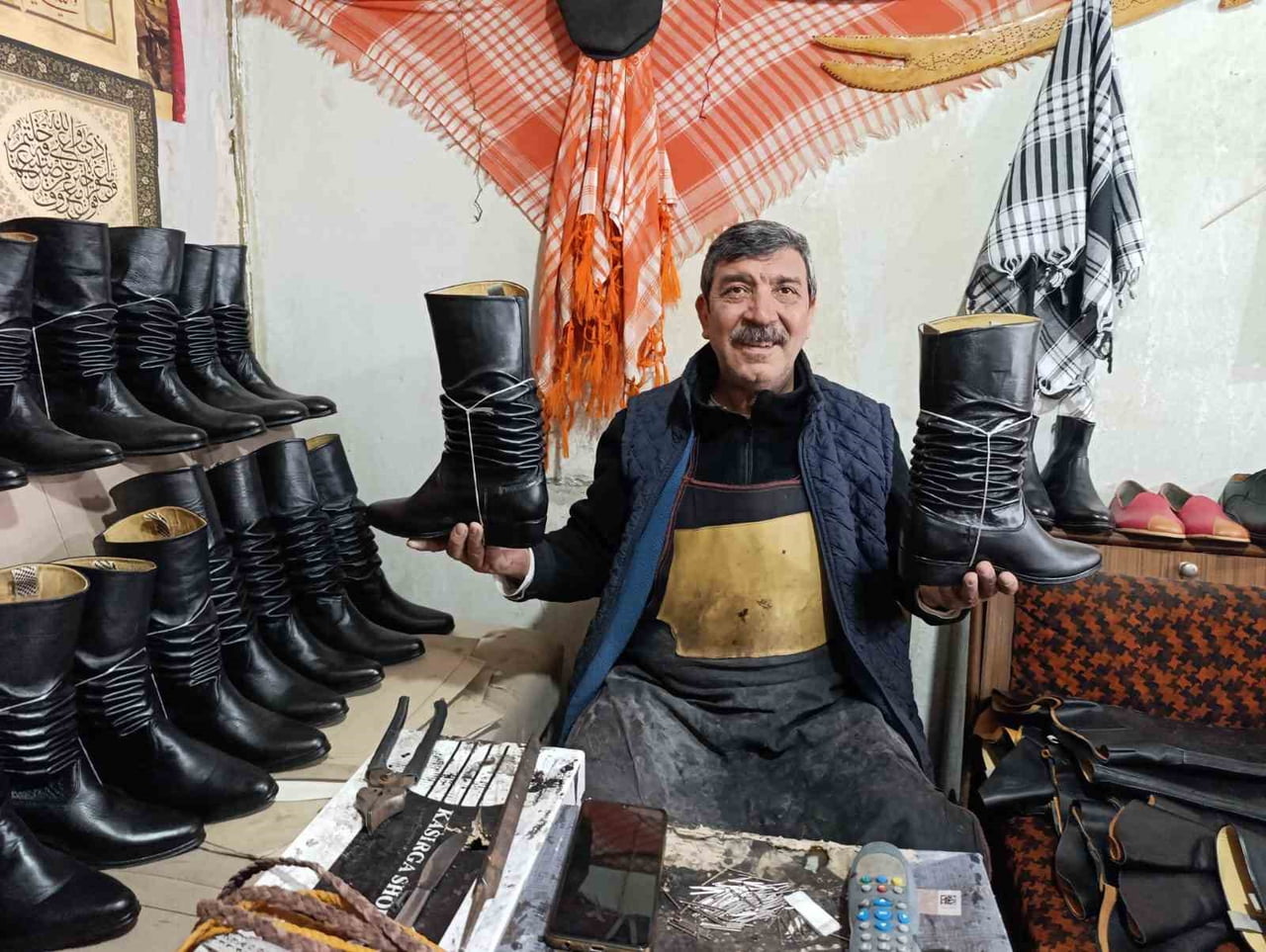 MANİSA’NIN TURGUTLU İLÇESİNDE 59 YAŞINDAKİ AYAKKABI USTASI SUAT İLBEY, GÜRGEN AĞACINDAN YAPILMIŞ...