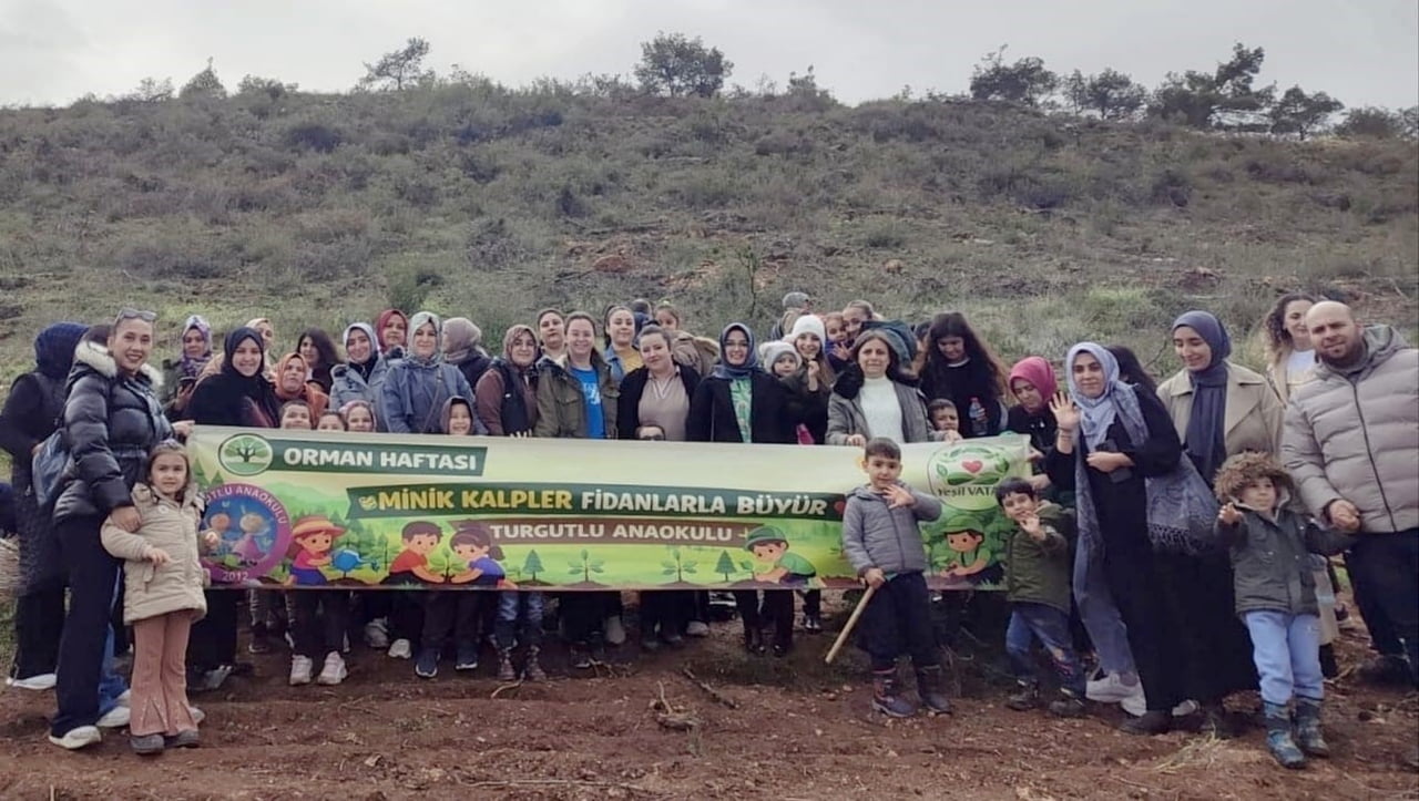 MANİSA’NIN TURGUTLU İLÇESİNE BAĞLI ÇIKRIKÇI MAHALLESİ’NDE MİNİK ELLER TARAFINDAN 250 FİDAN...