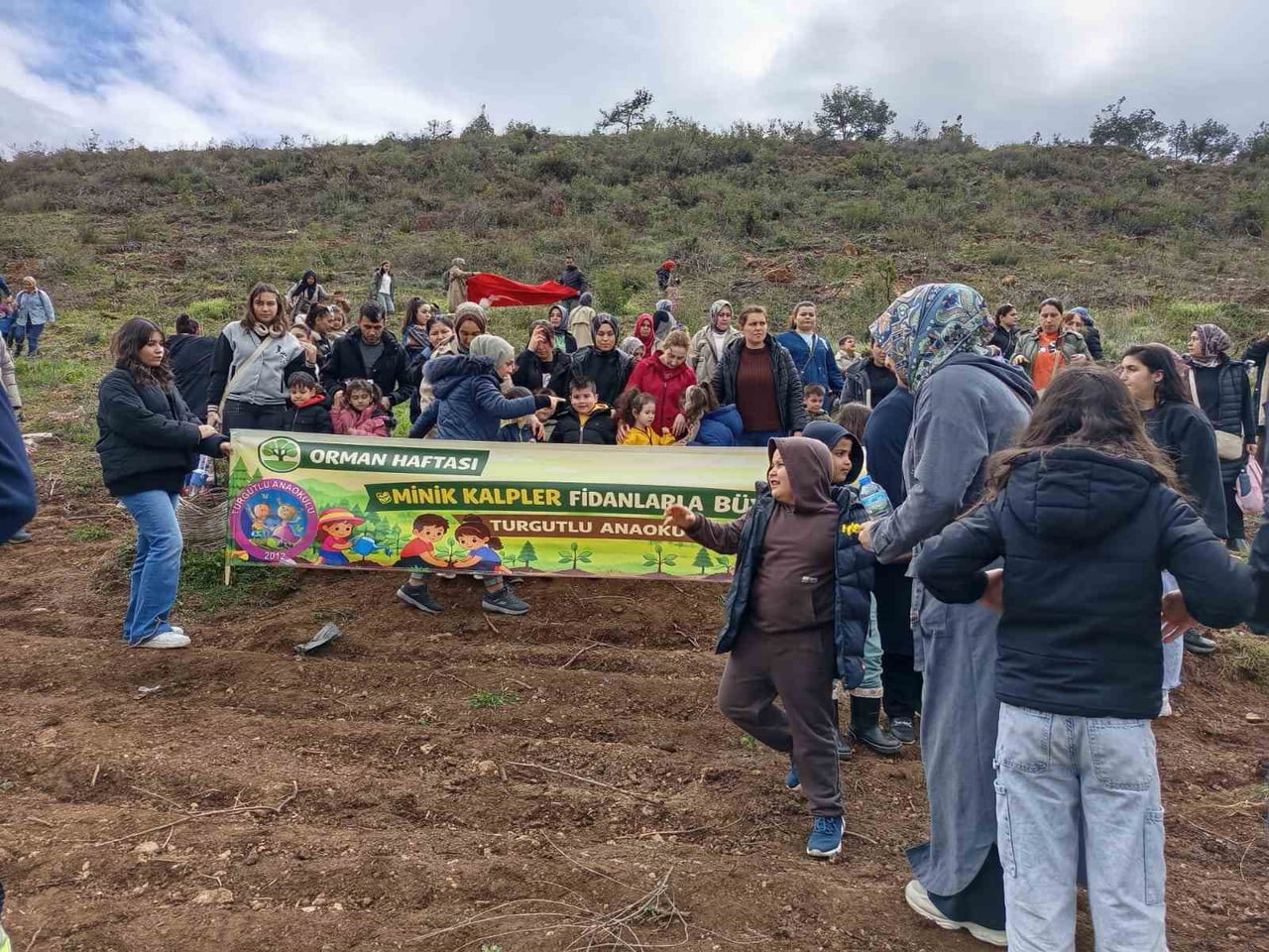 MANİSA’NIN TURGUTLU İLÇESİNE BAĞLI ÇIKRIKÇI MAHALLESİ’NDE MİNİK ELLER TARAFINDAN 250 FİDAN...