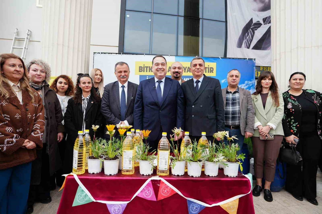 MANİSALILAR EVLERİNDE BİRİKTİRDİKLERİ ATIK YAĞLARI TESLİM EDEREK HEM DOĞANIN KORUNMASINA HEM DE...