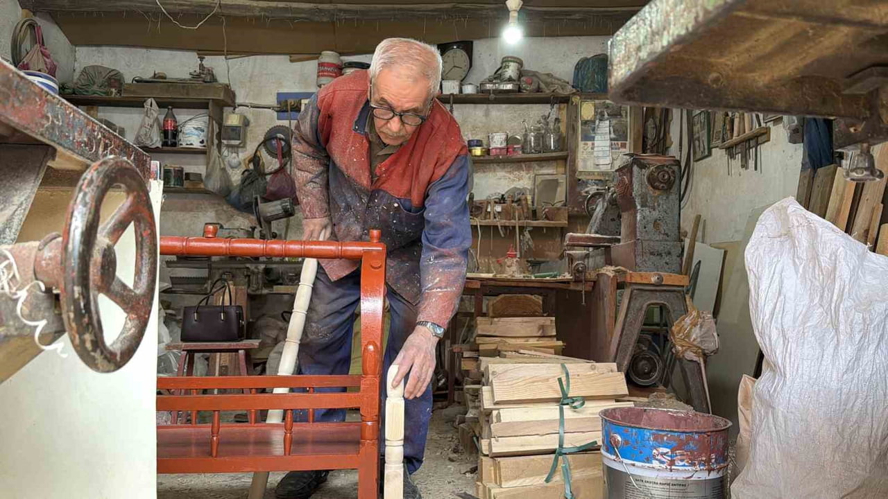 MARDİN'İN NUSAYBİN İLÇESİNDE YAŞAYAN 74 YAŞINDAKİ ŞEHMUS ŞAVLI, 50 YILDIR SÜRDÜRDÜĞÜ AHŞAP BEŞİK...