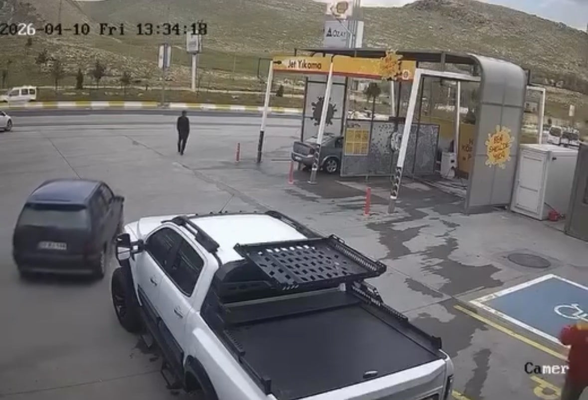 MARDİN’DE BİR AKARYAKIT İSTASYONUNDA ARACINI PARK ETMEK İSTEYEN SÜRÜCÜNÜN EL FRENİNİ ÇEKMEYİ...