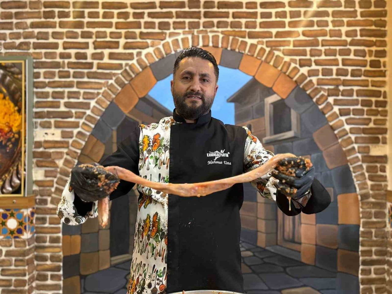 MARDİN’DE BİR İŞLETMECİ TARAFINDAN HAZIRLANAN 12 METRE UZUNLUĞUNDAKİ MUMBAR DOLMASIYLA KENTİN...