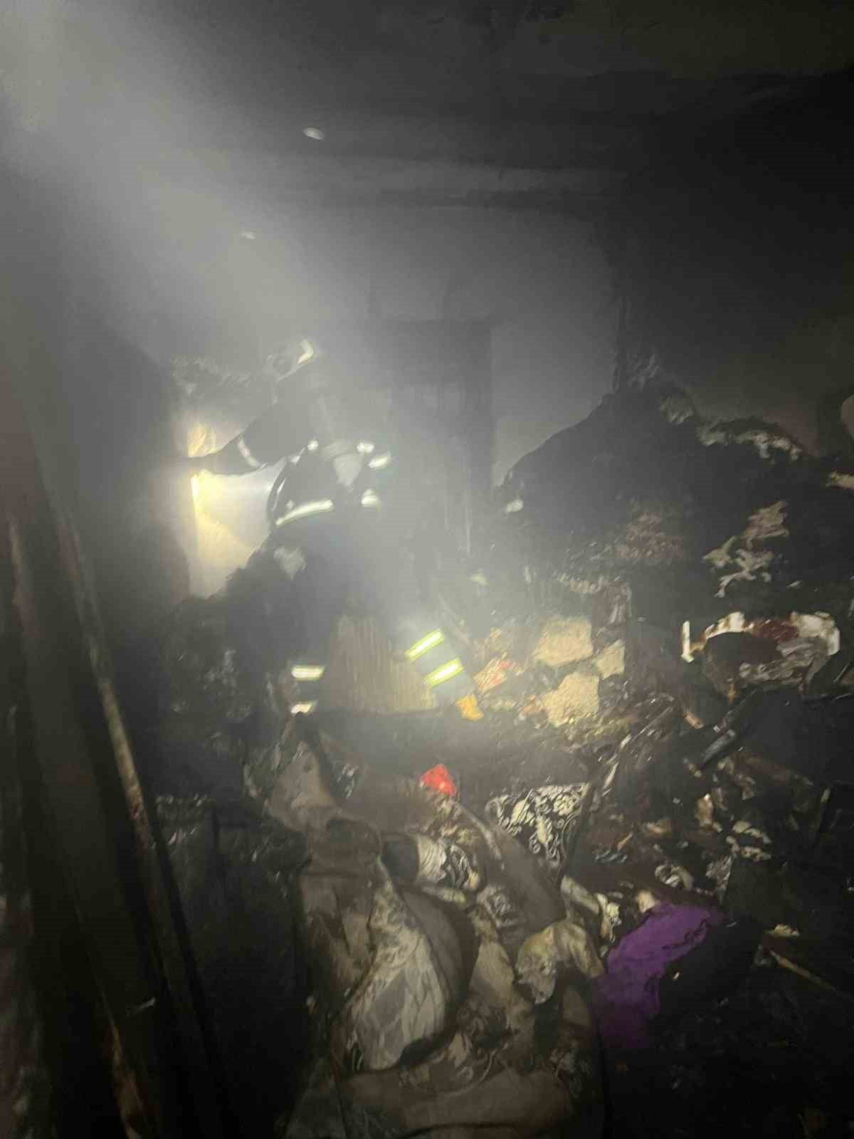 MARDİN’İN ARTUKLU İLÇESİNDE BİR MÜSTAKİL EVDE ÇIKAN YANGIN İTFAİYE EKİPLERİNİN MÜDAHALESİYLE...