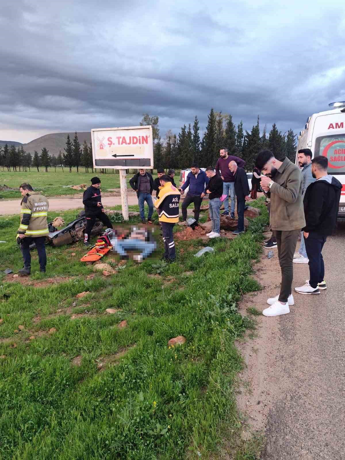 MARDİN’İN KIZILTEPE İLÇESİNDE SEYİR HALİNDEYKEN DİREKSİYON HAKİMİYETİNİ KAYBEDEREK YOL KENARINA...