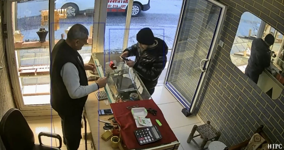 MARDİN’İN NUSAYBİN İLÇESİNDE BİR KUYUMCUDA MÜŞTERİ GİBİ GİREREK YAKLAŞIK 60 BİN LİRA DEĞERİNDEKİ...