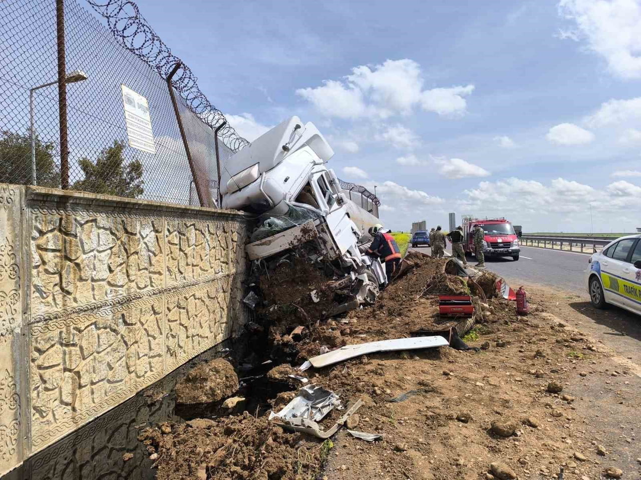MARDİN’İN NUSAYBİN İLÇESİNDE SEYİR HALİNDEYKEN KONTROLDEN ÇIKAN YAKIT TANKERİ, YOL KENARINDAKİ...