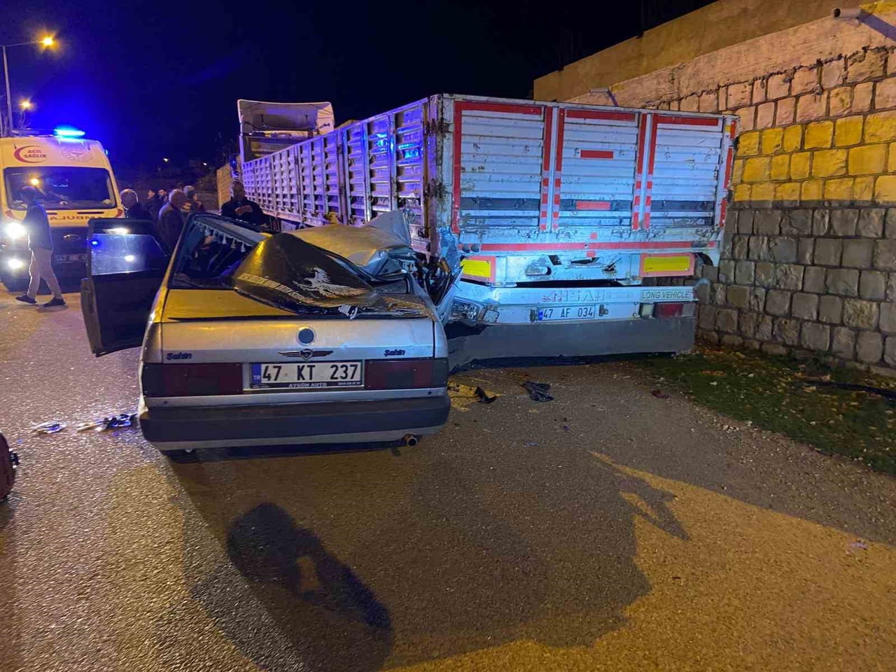 MARDİN’İN YEŞİLLİ İLÇESİNDE PARK HALİNDEKİ TIRA ÇARPAN OTOMOBİLDE BULUNAN 5 KİŞİ...