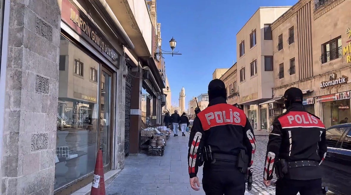MARDİN MERKEZ VE İLÇELERİNDE YAPILAN HUZUR VE GÜVEN UYGULAMALARINDA 2 ADET RUHSATSIZ TABANCA VE...