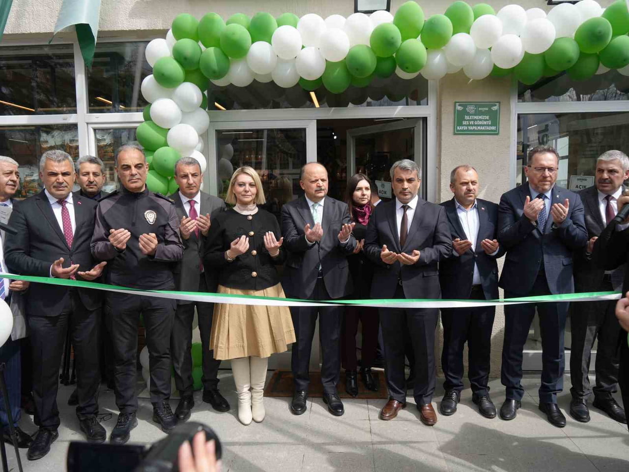 MARKETİN AÇILIŞ KURDELESİ PROTOTOKOL ÜYELERİ TARAFINDAN KESİLDİ.