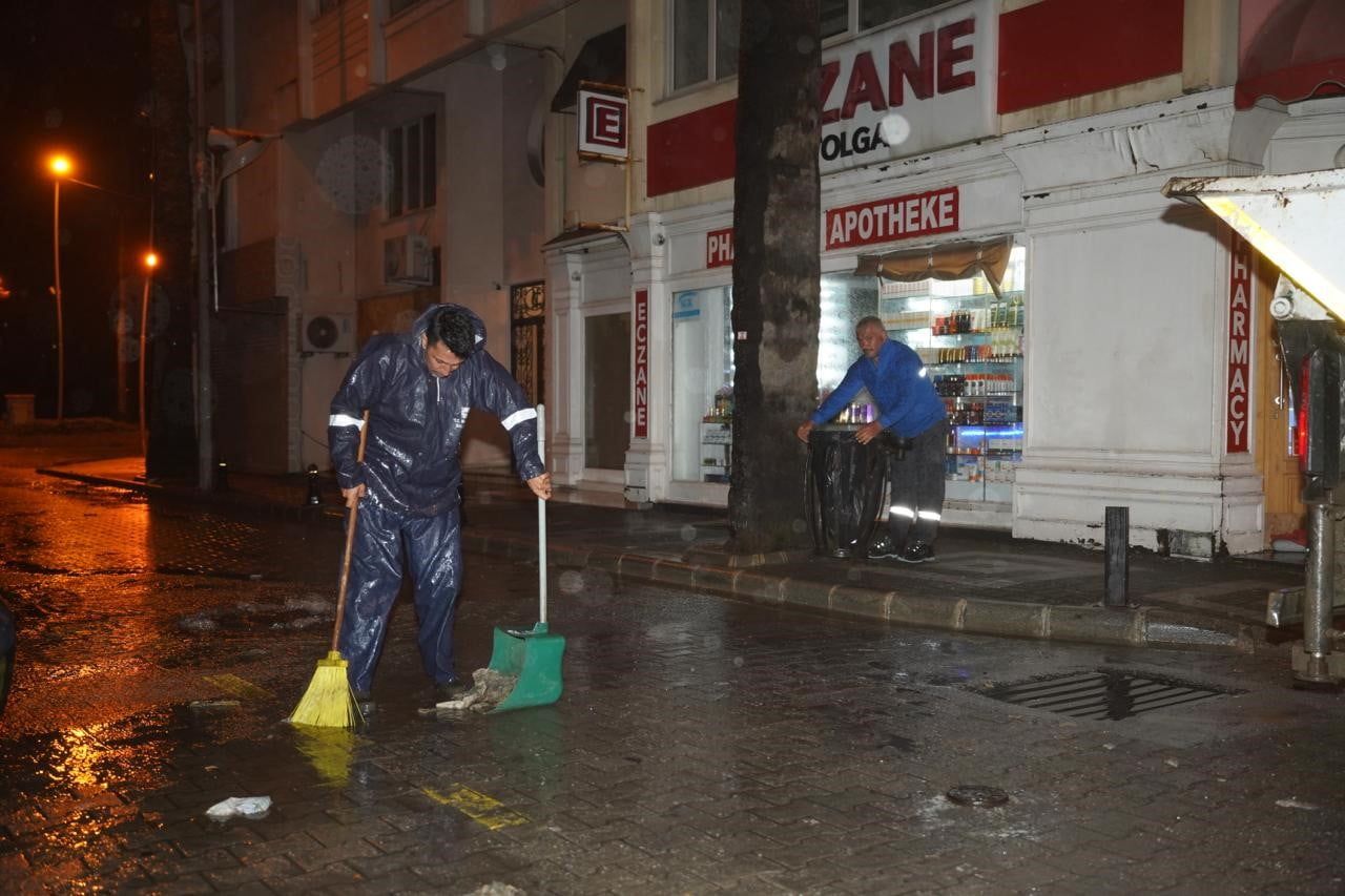 MARMARİS'TE ETKİLİ OLAN SAĞANAK YAĞMUR VE FIRTINA NEDENİYLE BELEDİYE EKİPLERİ GECE BOYUNCA SAHADA...