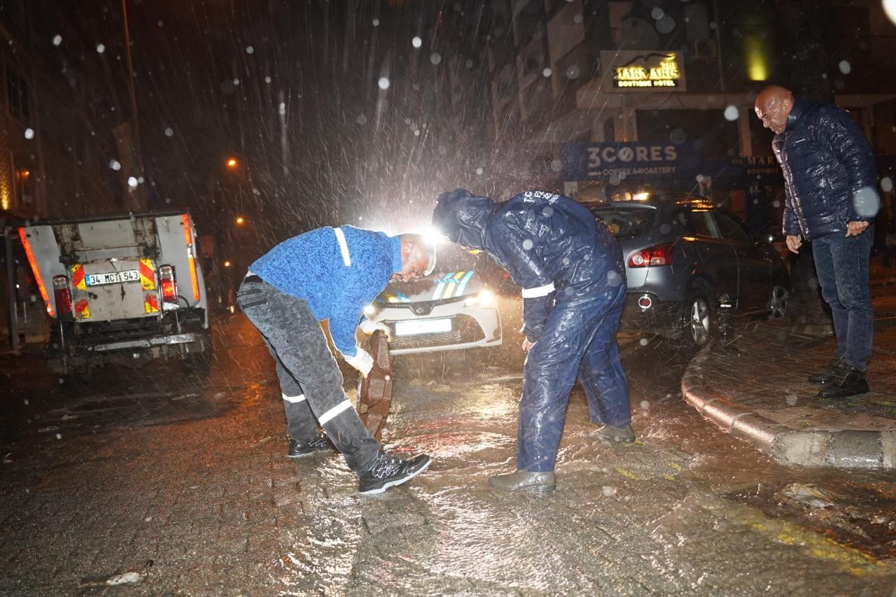 MARMARİS'TE ETKİLİ OLAN SAĞANAK YAĞMUR VE FIRTINA NEDENİYLE BELEDİYE EKİPLERİ GECE BOYUNCA SAHADA...