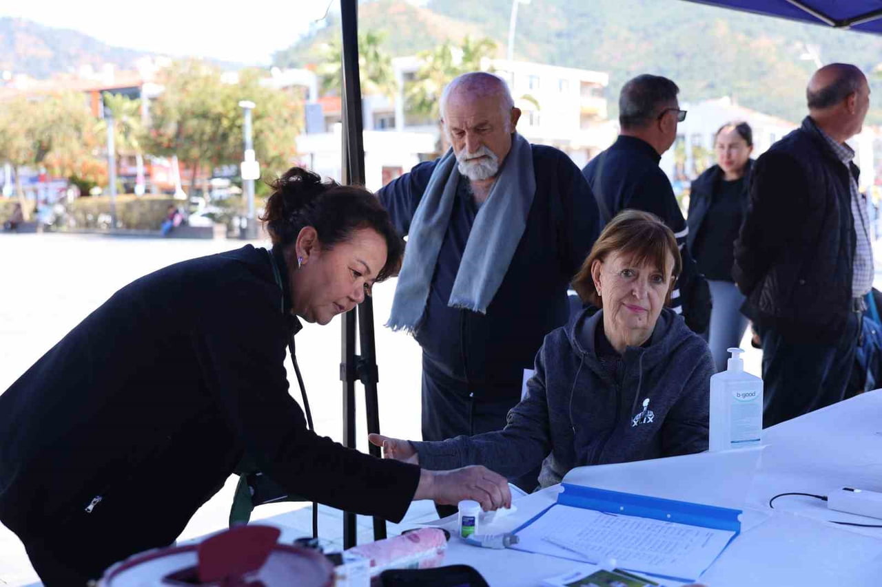 MARMARİS BELEDİYESİ'NİN DÜZENLEDİĞİ 'SAĞLIKLI YAŞ ALMA ETKİNLİĞİ'NDE 30 YAŞ ÜSTÜ VATANDAŞLARA...