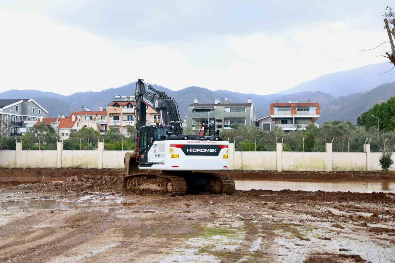 MARMARİS BELEDİYESİ, SİTELER MAHALLESİ’NDE BAŞLATTIĞI PROJEYLE SEMT SPOR SAHASI, AÇIK HAVA...