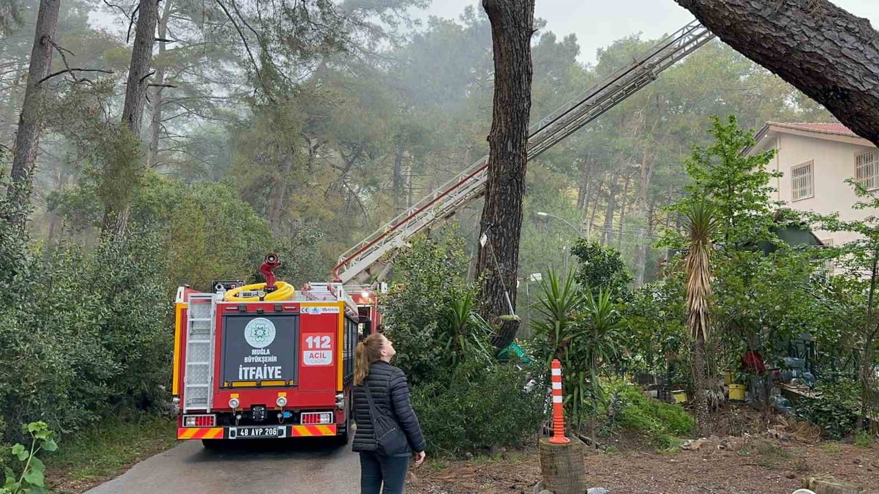 MARMARİS’TE ÇATI KATI YANGINI: MAHSUR KALAN BİR KİŞİ KURTARILDI