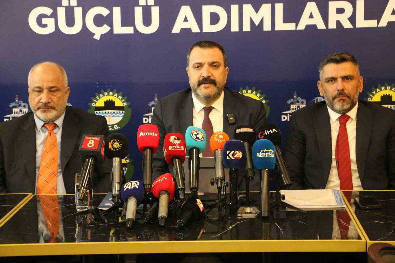 MAVİ LİSTE BAŞKAN ADAYI MUSTAFA FİDAN (ORTADA), KENTİN SANAYİ GELECEĞİNİ DÖNÜŞTÜRMEYİ HEDEFLEYEN...