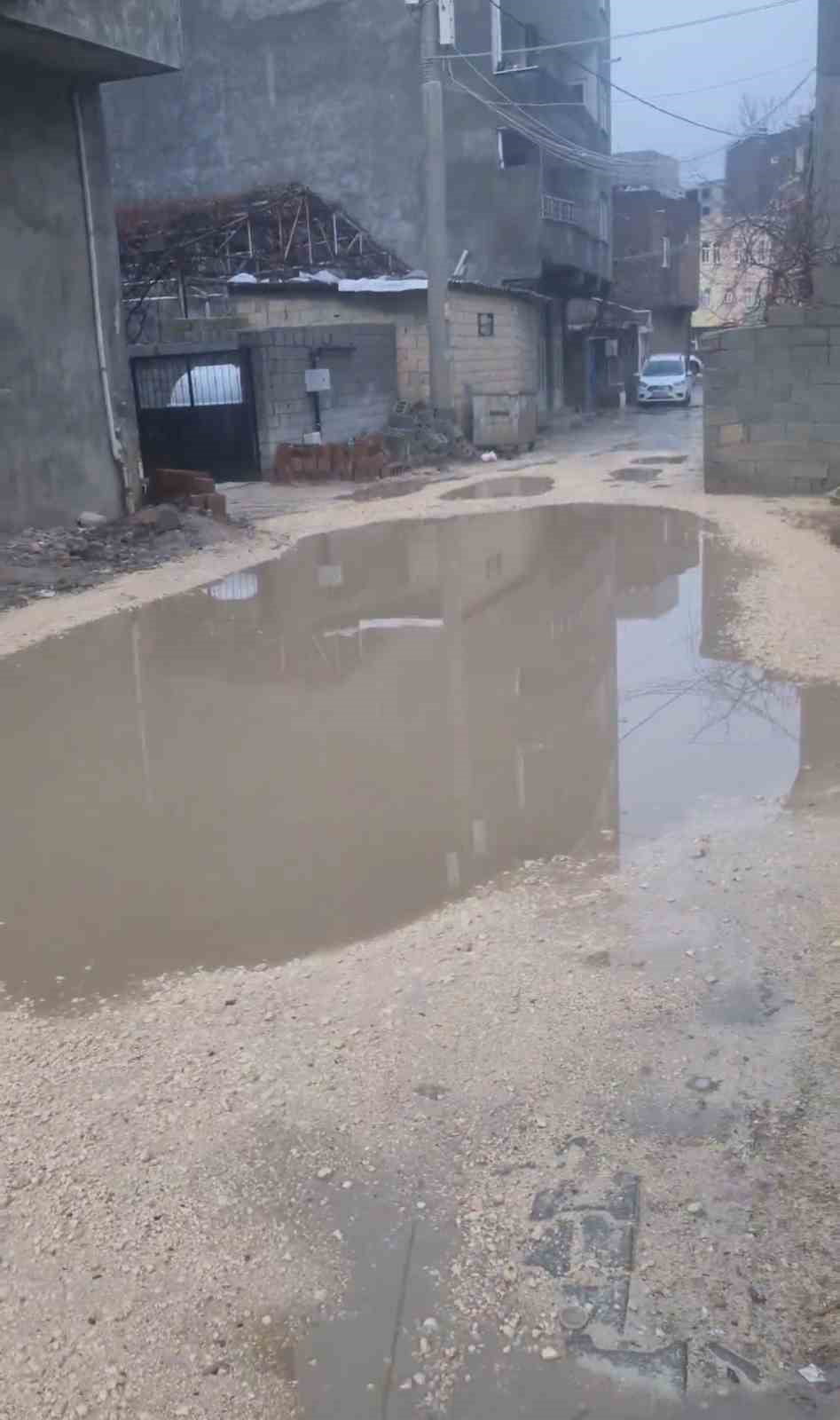 MAZIDAĞI’NDA SOKAKLAR GÖLE DÖNDÜ: VATANDAŞLAR TEPKİLİ