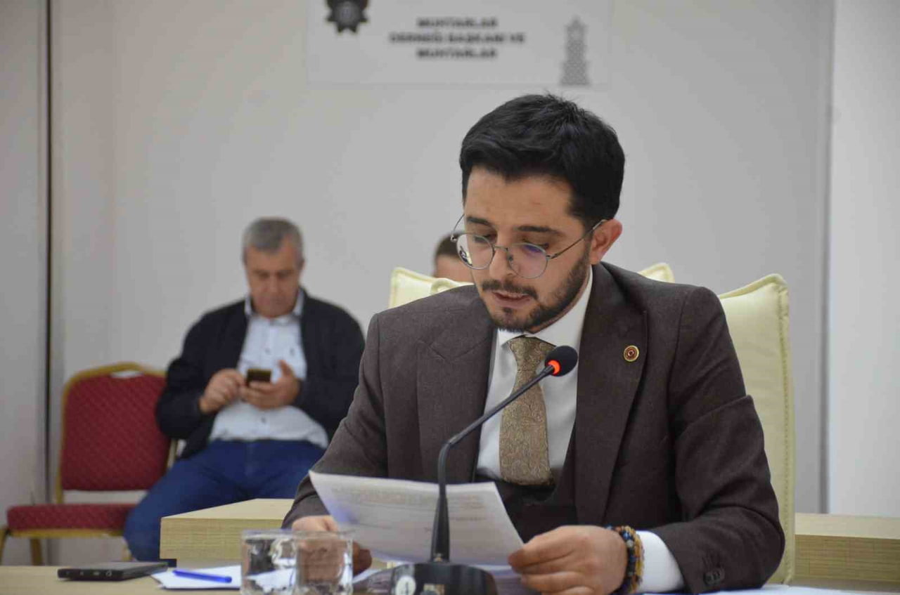 MECLİS SONRASI BİR AÇIKLAMA YAPAN AK PARTİ GRUP SÖZCÜSÜ ONUR ŞEKER