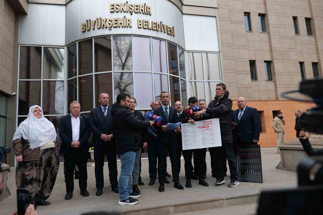 MECLİS ÜYELERİ BÜYÜKŞEHİR BELEDİYE BİNASI ÖNÜNDE TOPLANIRKEN, AÇIKLAMA ESKİŞEHİR BÜYÜKŞEHİR...