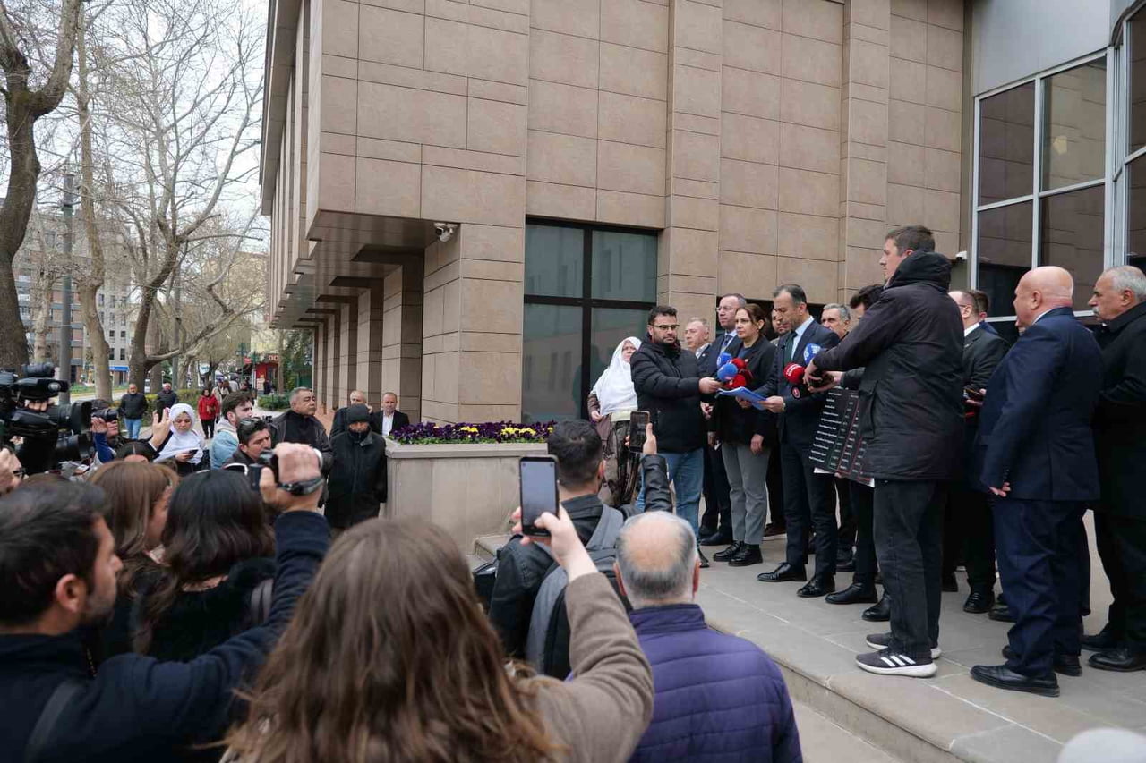 MECLİS ÜYELERİ BÜYÜKŞEHİR BELEDİYE BİNASI ÖNÜNDE TOPLANIRKEN, AÇIKLAMA ESKİŞEHİR BÜYÜKŞEHİR...