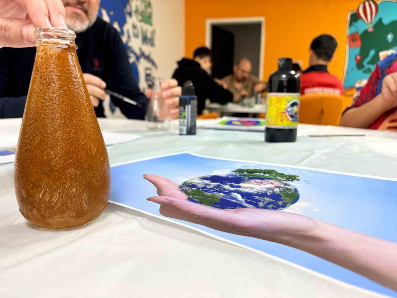 MENTEŞE’DE GENÇLERDEN İKLİM SEFERBERLİĞİ ATIKLAR SANATA DÖNÜŞÜYOR