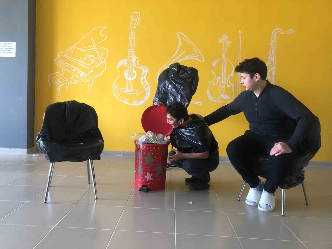 MENTEŞE’DE GENÇLERDEN İKLİM SEFERBERLİĞİ ATIKLAR SANATA DÖNÜŞÜYOR