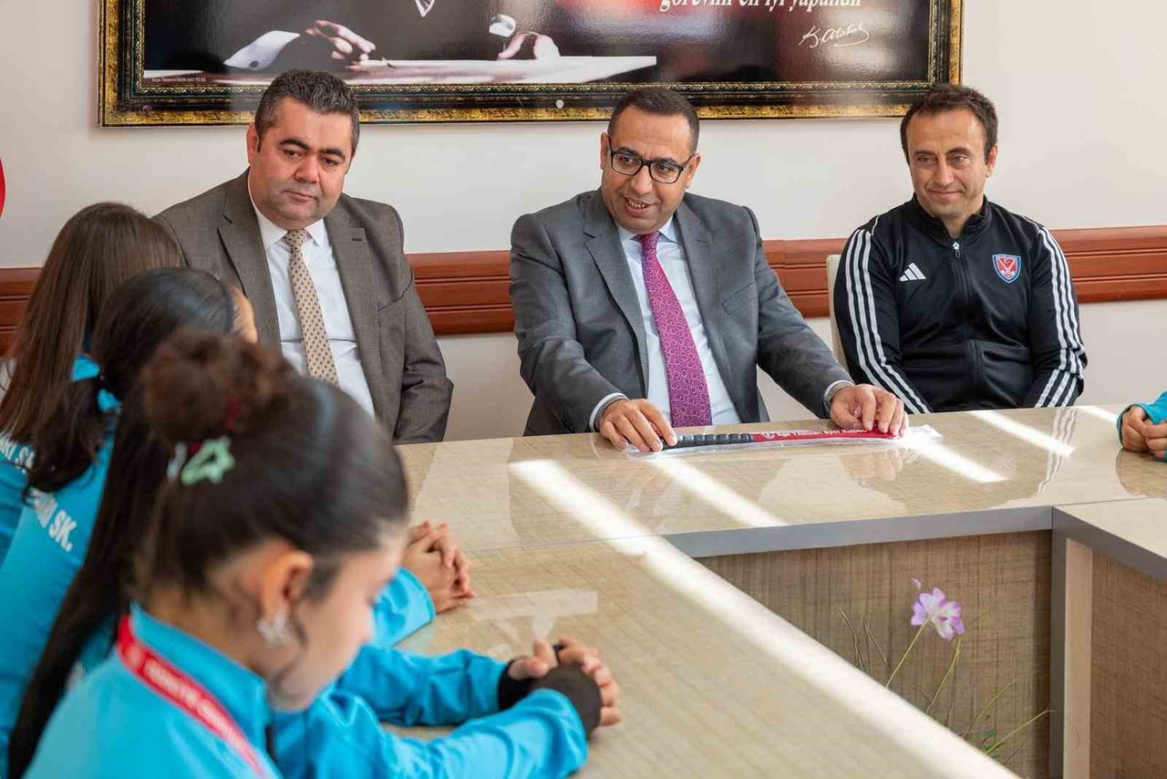 MENTEŞE’NİN "HOKEYCİ KIZLARI" TÜRKİYE YARI FİNALLERİ YOLUNDA