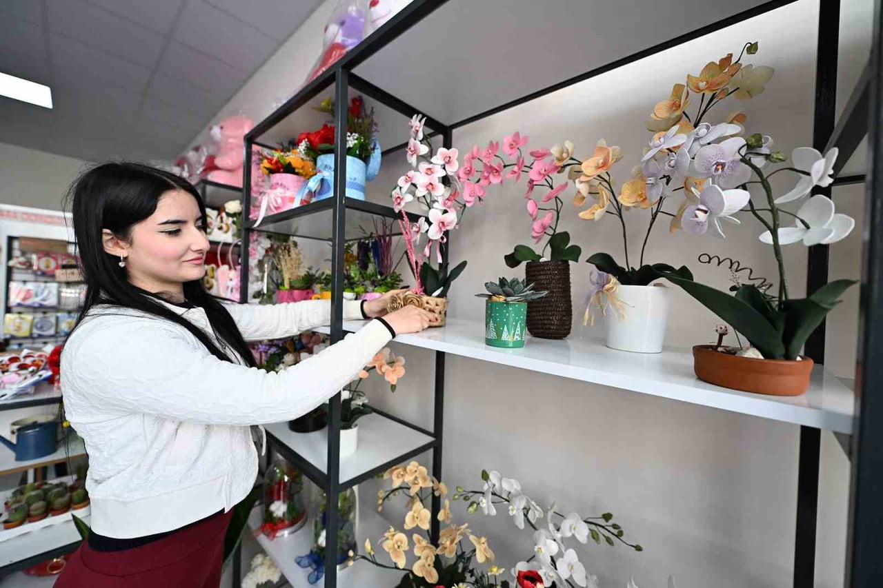 MERCEK’TE ALDIĞI YAPAY ÇİÇEKÇİLİK EĞİTİMİYLE KENDİNİ GELİŞTİREN 19 YAŞINDAKİ GÖKÇE TAMARA GÜNGÖR...