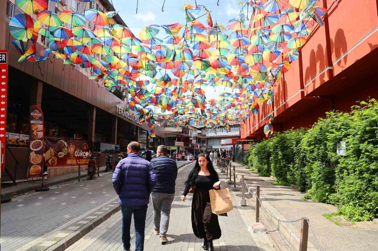 MERKEZ SEYHAN İLÇESİ KURUKÖPRÜ MAHALLESİ ÇAKMAK CADDESİ'NE PARALEL BİR SOKAĞIN ÜST KISMINI ESNAF...