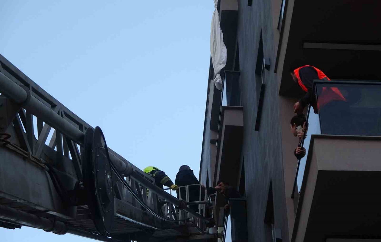 MERSİN'DE 6'INCI KATTAN BAĞLADIĞI PERDEYLE SARKAN BİR KİŞİ, 3'ÜNCÜ KATIN BALKONUNA DÜŞTÜ. SARKAN...