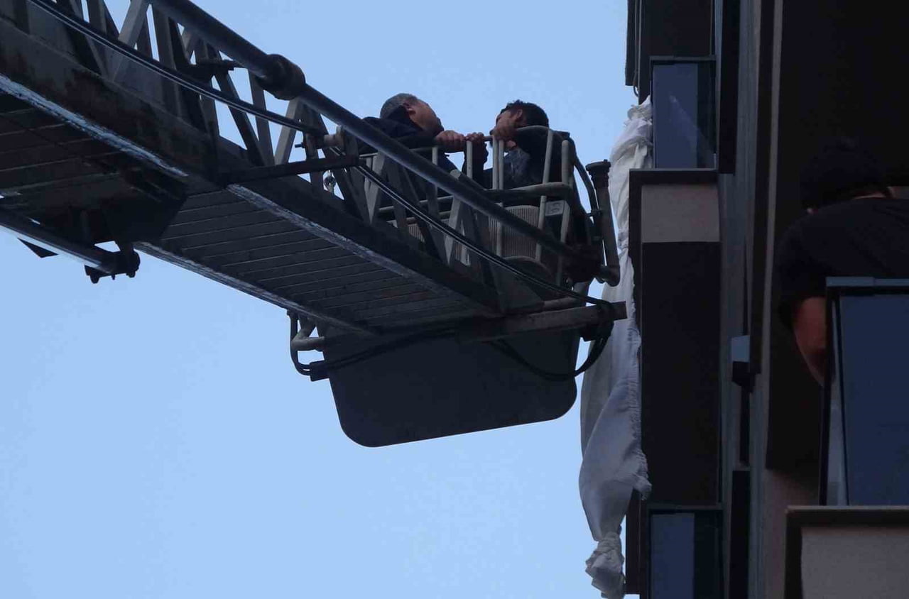 MERSİN'DE 6'INCI KATTAN BAĞLADIĞI PERDEYLE SARKAN BİR KİŞİ, 3'ÜNCÜ KATIN BALKONUNA DÜŞTÜ. SARKAN...