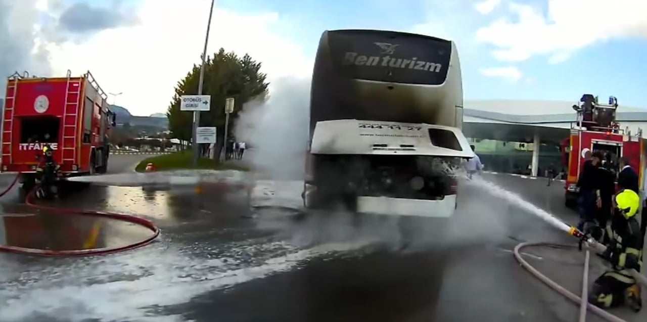 MERSİN'DE TERMİNALDEKİ BİR YOLCU OTOBÜSÜNDE ÇIKAN YANGIN İTFAİYE EKİPLERİNİN ZAMANINDA...