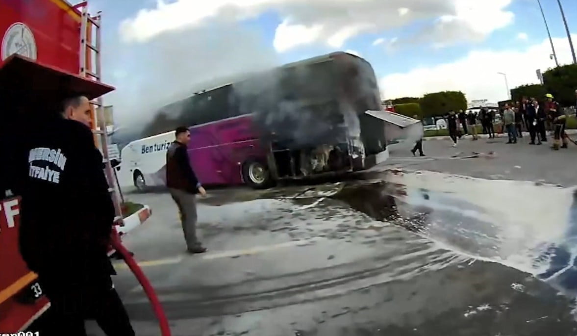 MERSİN'DE TERMİNALDEKİ BİR YOLCU OTOBÜSÜNDE ÇIKAN YANGIN İTFAİYE EKİPLERİNİN ZAMANINDA...