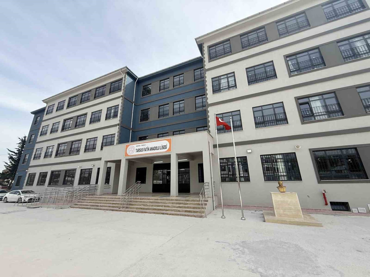 MERSİN'İN TARSUS İLÇESİNDE LİSE SON SINIF ÖĞRENCİSİ OKULDA TABANCA İLE YAKALANDI.