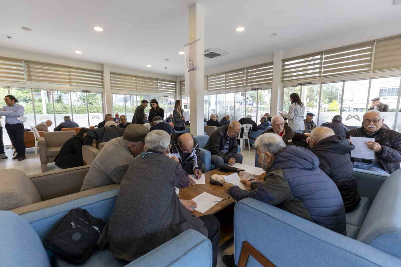 MERSİN BÜYÜKŞEHİR BELEDİYESİ, EMEKLİ EVİ ÜYELERİNE YÖNELİK DÜZENLEDİĞİ EĞİTİMLE YAŞ ALMIŞ BİREYLER...