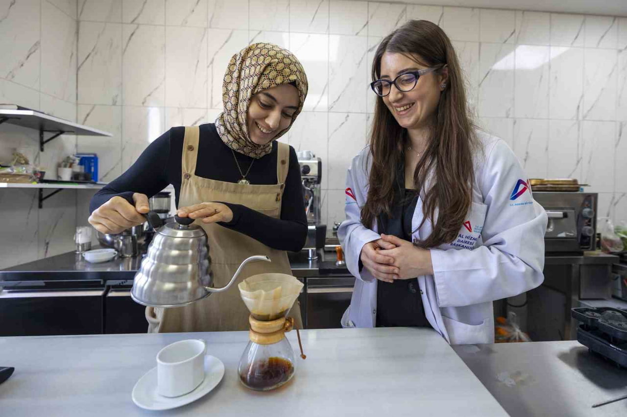 MERSİN BÜYÜKŞEHİR BELEDİYESİ, MERCEK BÜNYESİNDE VERDİĞİ ‘KAHVE YAPIMI VE SUNUMU’ KURSUYLA...